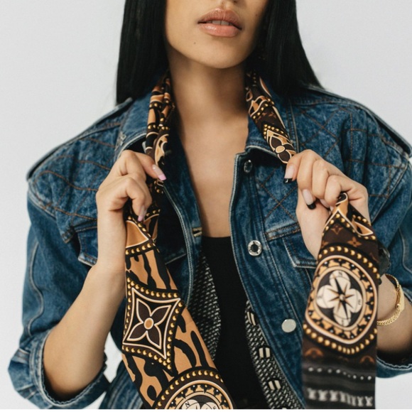 Louis Vuitton Silk Scarf Bandeau LV World Maroon New - Picture 2 of 15